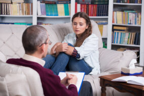psychiatrist-and-patient-teenage-girl